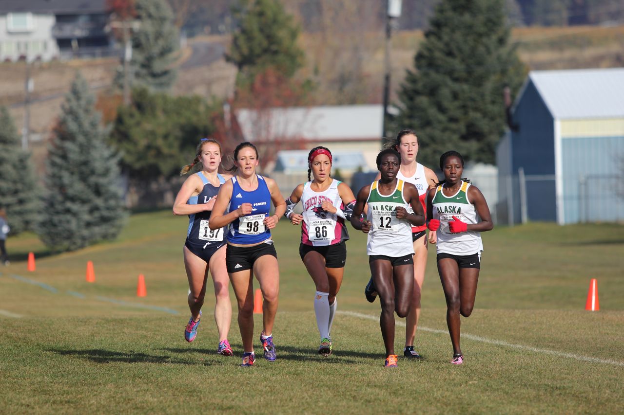 Ayla Granados running in the lead pack at the mid point of the race.