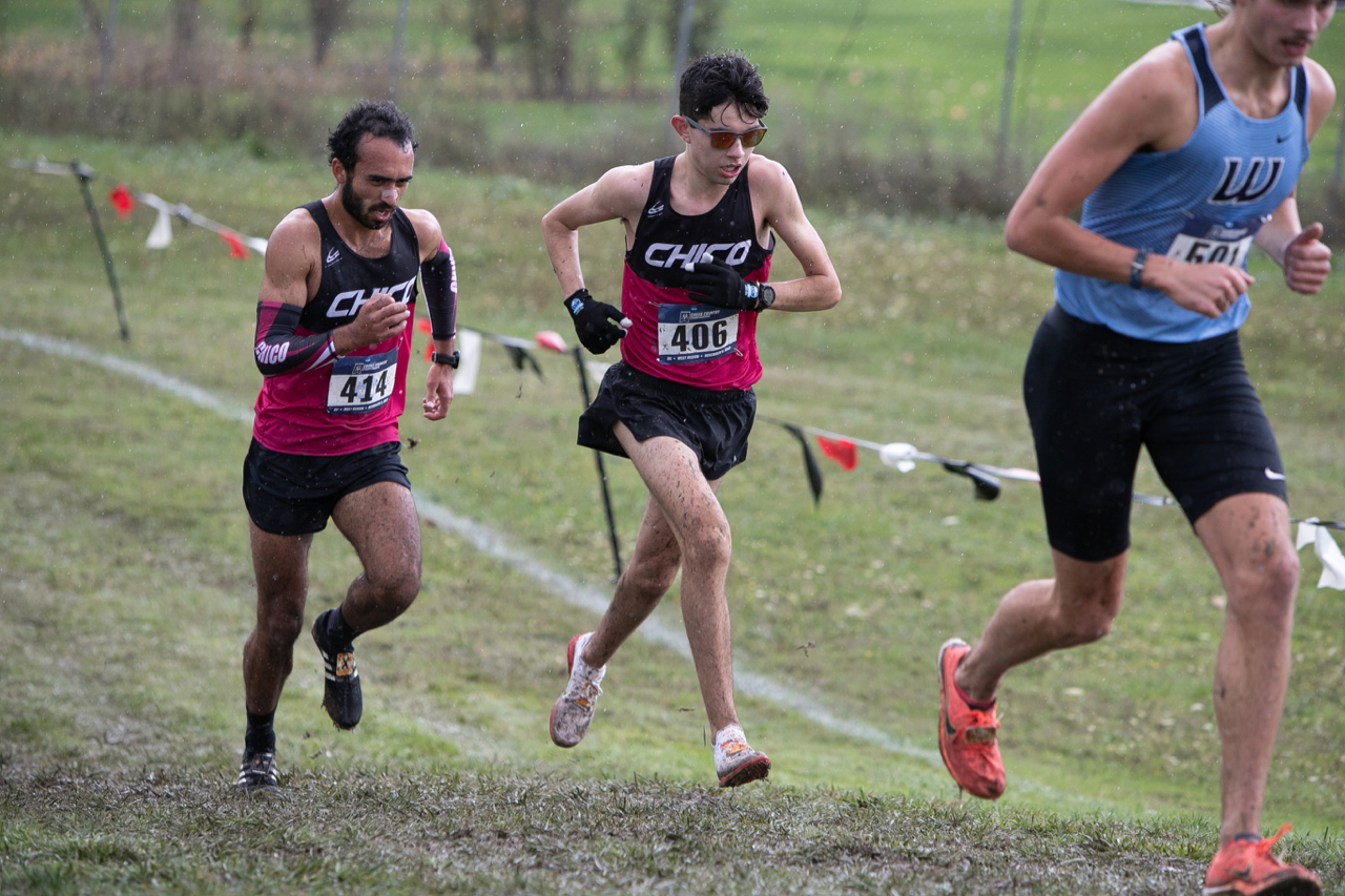 Omar Alvarez-Hernandez and Dylan White battling through the muddy layout
