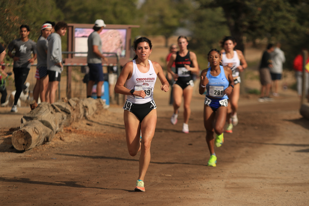 Della Molina squeezing the pace at mid race, while her sister Iresh works her way back through the front-runners after the early race side-stitch.