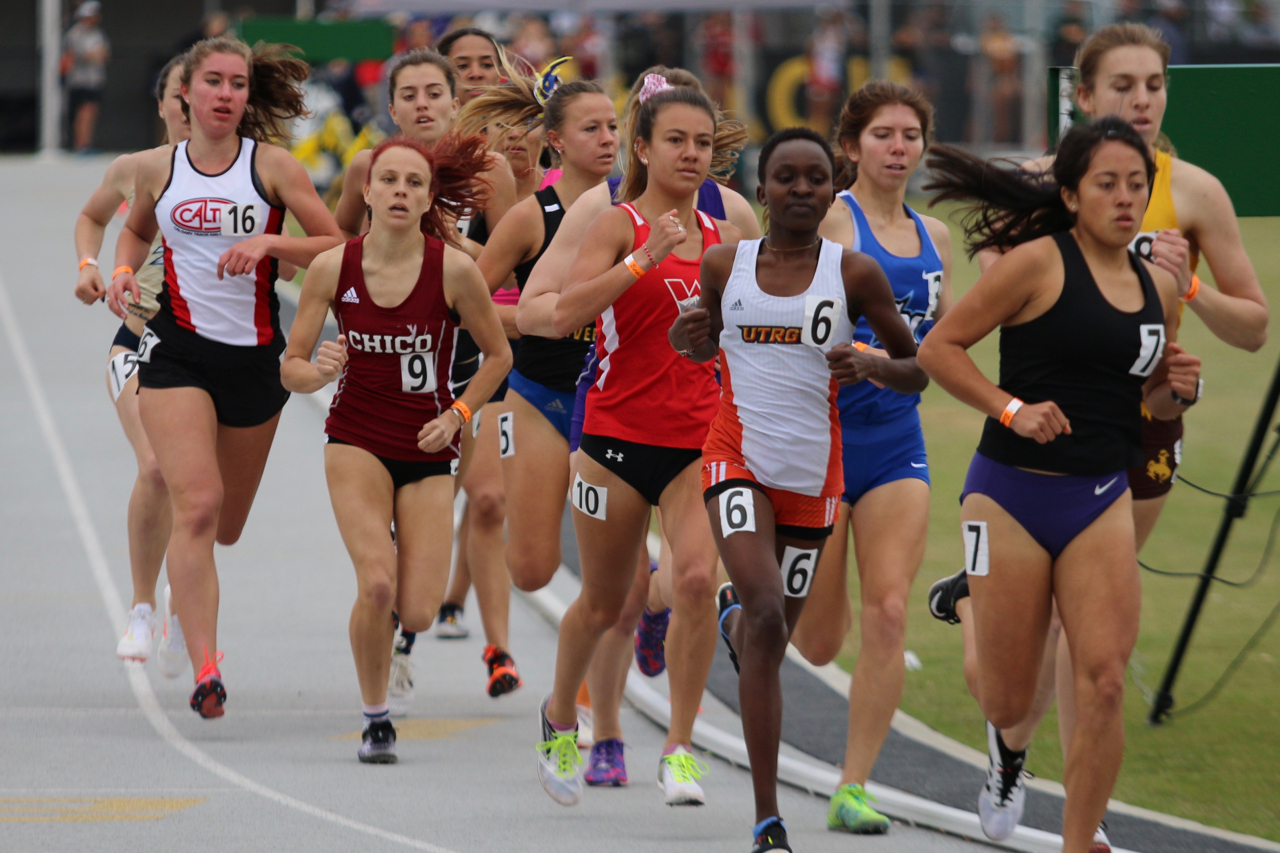 Desirae Jones (Jr) running to a 4:43 1500m PB.