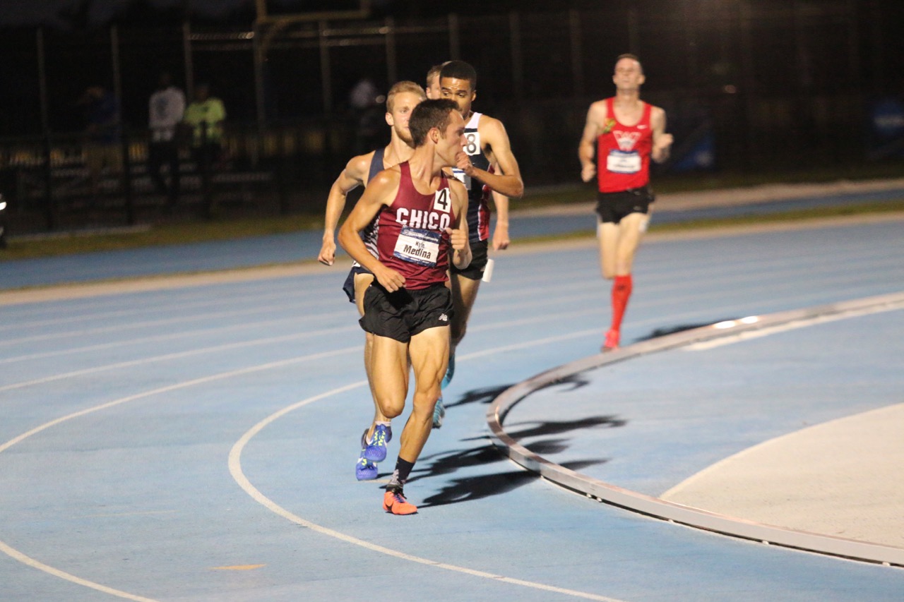 With 100m remaining in the 5k final Medina glances back to check on the competition behind. His 57 second final lap earned him a 4th place finish (14:16).