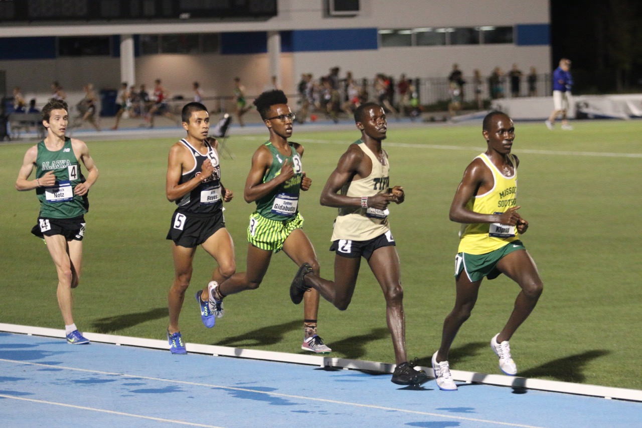 Will Reyes in the wicked fast pack that went through 4:27, 9:05 splits in the 10k.