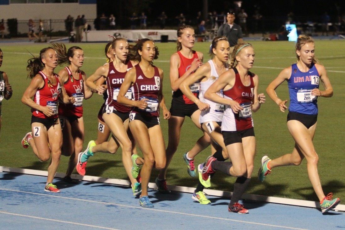 Sadie Gastelum and Hannah Dorman mixing it up in the women's 10k lead pack. They would go on to finish 2nd and 4th overall.