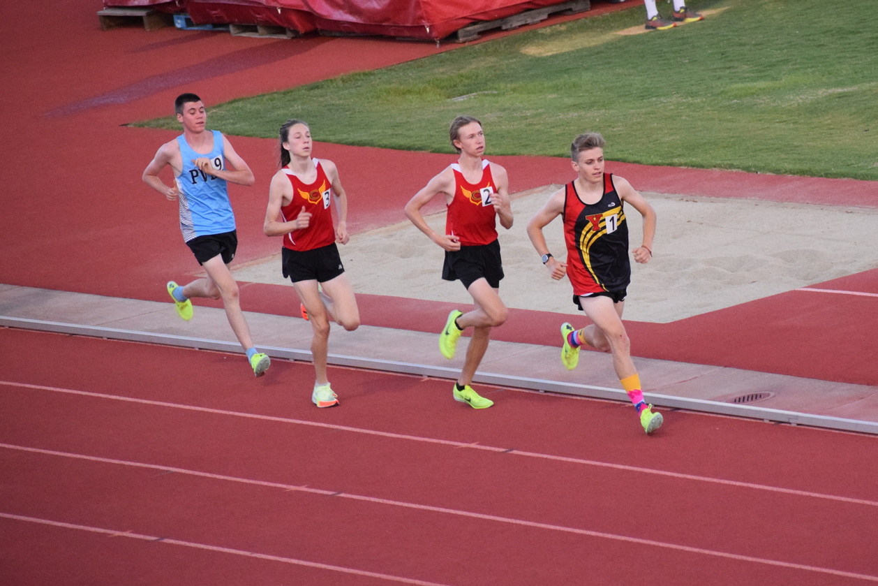 The top four in the opening 1600 over the boys 3200m race. Henry Baun leads Charlie Brennan, Matt Anderson and Mark Doud. The second half of the race would find Baun and Brennan going toe-to-toe until neither could do so. (TC)