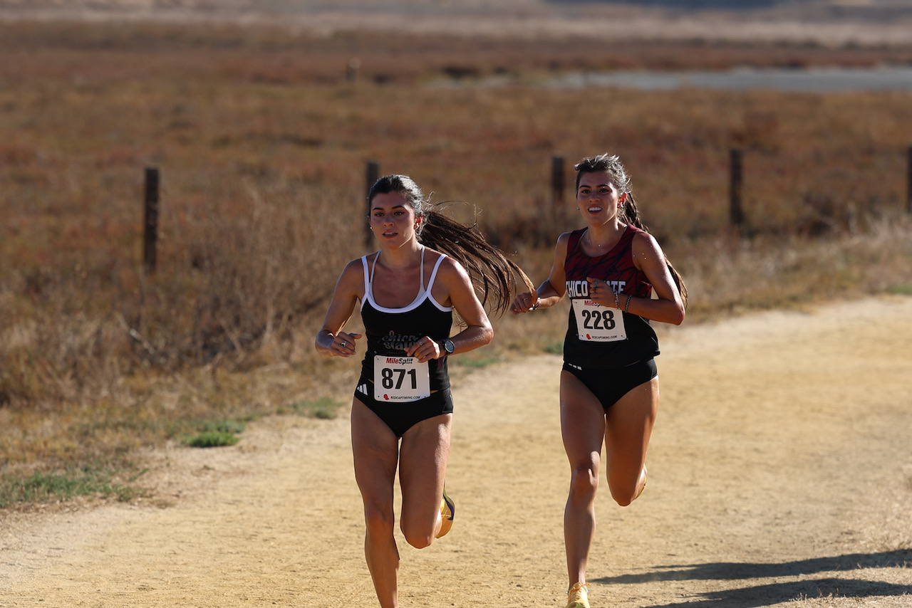 Iresh (L) and Della Molina (Rt) pushing each other to (eventual) matching 20:25 6k PR's.