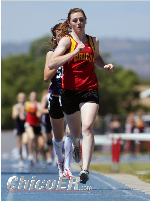 Kody Atkins has slight lead over Shasta's Lora James at midway through the 800m. She would maintain this gap to win.